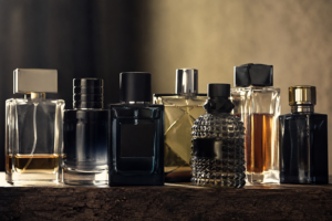 Elegancka kolekcja perfum na drewnie